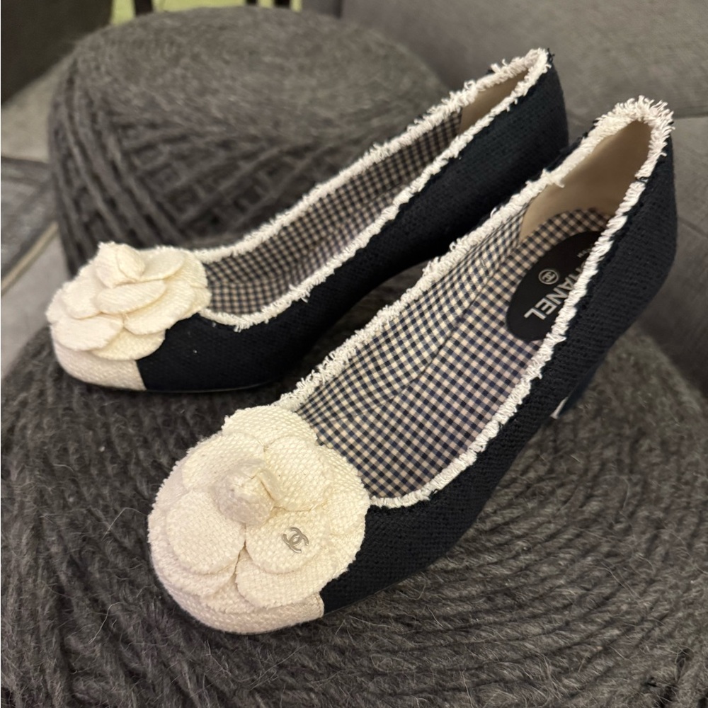 CHANEL Rosette heels